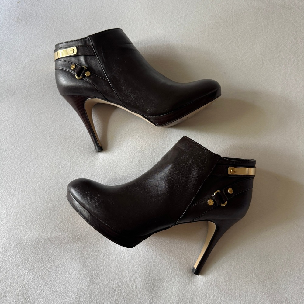Marc Fisher Blaine3 Stiletto Ankle Bootie Size 8 Dark Brown Gold Accent Mob Wife